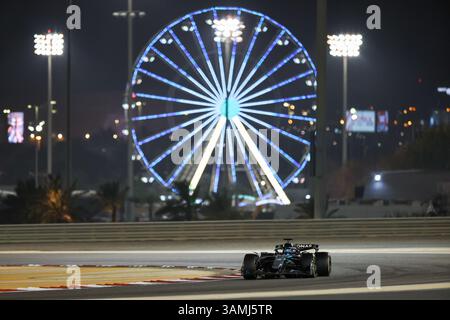 Sakhir, Bahrain. April 2025. Mercedes-Fahrer George Russell aus Großbritannien fährt am 13. April 2025 während des Formel 1 Bahrain Grand Prix auf dem Bahrain International Circuit in Sakhir, Bahrain. Quelle: Qian Jun/Xinhua/Alamy Live News Stockfoto
