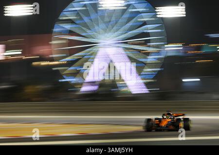 Sakhir, Bahrain. April 2025. McLarens Fahrer Oscar Piastri aus Australien fährt während des Formel 1 Bahrain Grand Prix am 13. April 2025 auf dem Bahrain International Circuit in Sakhir, Bahrain. Quelle: Qian Jun/Xinhua/Alamy Live News Stockfoto