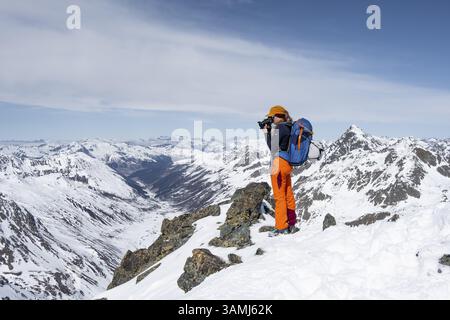 Fotograf fotografiert den Gipfel, Scalettahorn, schneebedeckte Berge, Winter in den Albula-Alpen, Graubünden, Schweiz, Europa Stockfoto