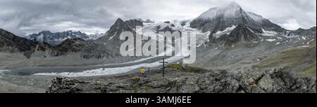 Aus der Vogelperspektive, Alpenpanorama, Wanderer auf dem Gipfel, Berglandschaft mit Gletscher Glacier de Cheilon und Gipfel Mont Blanc de Cheilon, Wallis, Wester Stockfoto