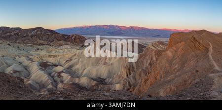 Dieses malerische Panorama bei Sonnenaufgang bietet atemberaubende Farben und Strukturen in der Nähe von Zabriski Point im Death Valley National Park, Kalifornien. Stockfoto