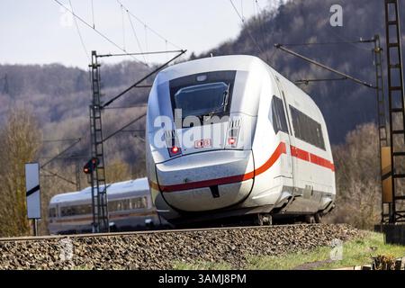 Deutsche Bahn AG ICE auf der Strecke auf der Schwäbischen Alb bei Amstetten, Baden-Württemberg, Deutschland, Europa Stockfoto