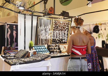 Schmuckstand am Back Yard Market, Brick Lane, East End, London, England, Großbritannien, London, Südengland, Großbritannien Stockfoto
