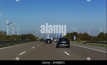 Fahrzeuge auf der Autobahn A 9 in Sachsen-Anhalt, Windräder im Hintergrund, Sachsen-Anhalt, Deutschland, Europa Stockfoto