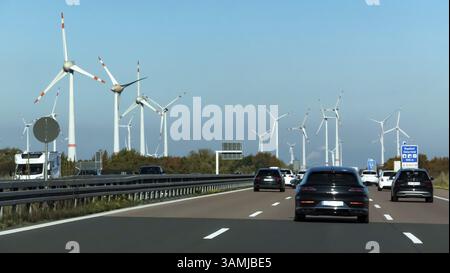 Fahrzeuge auf der Autobahn A 9 in Sachsen-Anhalt, Windräder im Hintergrund, Sachsen-Anhalt, Deutschland, Europa Stockfoto