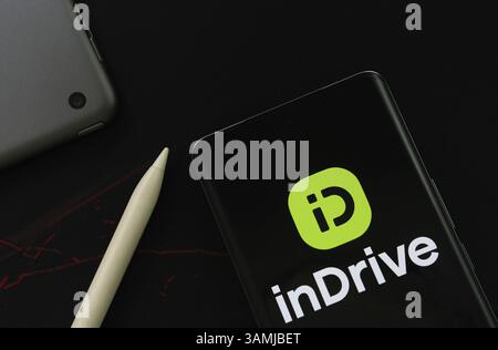 Dhaka, Bangladesch - 17. März 2025: Das Logo des Indrive wird auf einem Smartphone-Bildschirm angezeigt Stockfoto