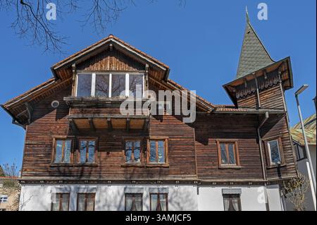 Altes Haus mit Holzfassade, Balkon und Turm in Sonthofen, Allgäu, Schwaben, Bayern, Deutschland, Europa Stockfoto