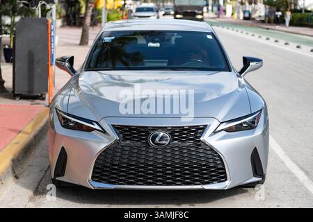 Miami, Florida, USA - 9. Dezember 2024: Lexus IST EIN Sportwagen aus dem Jahr 2022. Der Luxussportwagen von Lexus IST der Typ. Das Auto von Lexus STEHT im Freien. Lexus IST Stockfoto