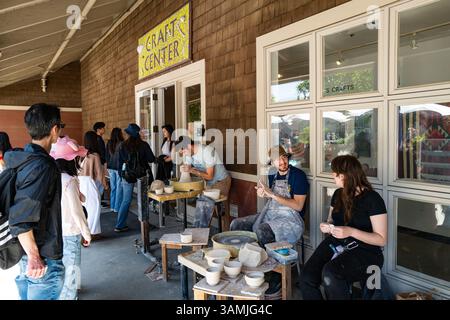 Während ihrer jährlichen Open House-Veranstaltung am Picnic Day führen die Schüler vor dem Craft Center auf dem U.C. Davis Campus Töpfervorführungen durch. Stockfoto