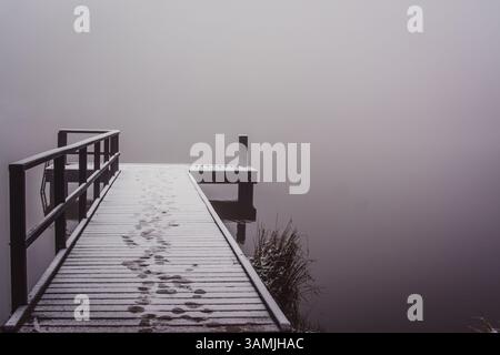 Ponton im See, bedeckt mit Schnee Stockfoto