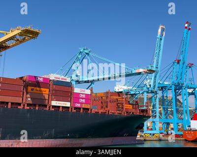 Barcelona, Spanien. April 2025. Containerschiff Hapag - Lloyd im Hafen von Barcelona, Katalonien, Spanien am 10. april 2025. Foto: Marie Hubert Psaila/ABACAPRESS. COM Credit: Abaca Press/Alamy Live News Stockfoto
