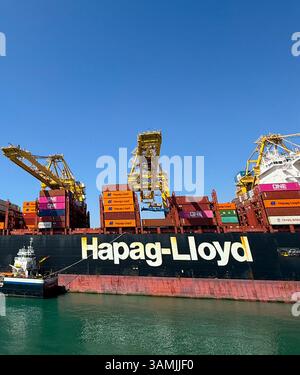 Barcelona, Spanien. April 2025. Containerschiff Hapag - Lloyd im Hafen von Barcelona, Katalonien, Spanien am 10. april 2025. Foto: Marie Hubert Psaila/ABACAPRESS. COM Credit: Abaca Press/Alamy Live News Stockfoto