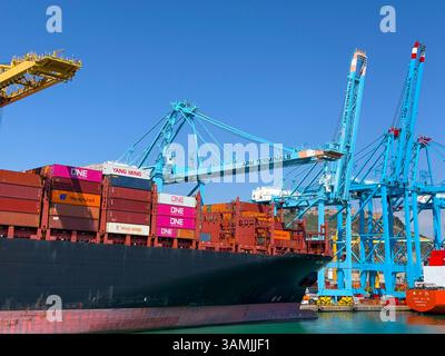 Barcelona, Spanien. April 2025. Containerschiff Hapag - Lloyd im Hafen von Barcelona, Katalonien, Spanien am 10. april 2025. Foto: Marie Hubert Psaila/ABACAPRESS. COM Credit: Abaca Press/Alamy Live News Stockfoto