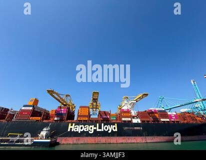 Barcelona, Spanien. April 2025. Containerschiff Hapag - Lloyd im Hafen von Barcelona, Katalonien, Spanien am 10. april 2025. Foto: Marie Hubert Psaila/ABACAPRESS. COM Credit: Abaca Press/Alamy Live News Stockfoto