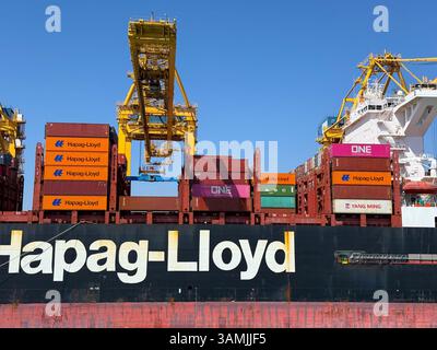 Barcelona, Spanien. April 2025. Containerschiff Hapag - Lloyd im Hafen von Barcelona, Katalonien, Spanien am 10. april 2025. Foto: Marie Hubert Psaila/ABACAPRESS. COM Credit: Abaca Press/Alamy Live News Stockfoto