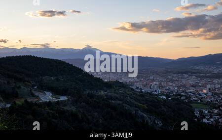 Golden Hour über einem Stadtbild des Mountain Valley Stockfoto