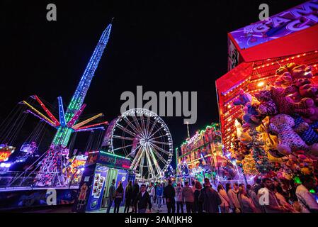 Das Ferres-Rad auf dem Malieveld und den umliegenden Sehenswürdigkeiten während der jährlichen Geburtstagsfeier des Königs. Malieveld, Den Haag. Niederlande. Samstag, 12. April 2025. König Willem-Alexander von den Niederlanden, jährliche Geburtstagsfeier auf dem Malieveld in den Haag jedes Ostern. Die Stadt den Haag feiert vom 5. Bis 27. April ihre Koningskermis, während dieser Zeit verwandelt sich das große Grün auf dem Malieveld in einen Wanderpark mit Attraktionen für Jung und Alt. (Foto: Charles M. Vella/SOPA Images/SIPA USA) Stockfoto
