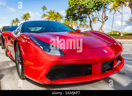 Miami, Florida, USA - 22. Dezember 2024: 2016 roter Ferrari 488 GTB Gran Turismo Berlinetta Supersportwagen. Luxuswagen Ferrari Berlinetta. Auto Ferrari Stockfoto