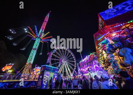 Das Ferres-Rad auf dem Malieveld und den umliegenden Sehenswürdigkeiten während der jährlichen Geburtstagsfeier des Königs. Malieveld, Den Haag. Niederlande. Samstag, 12. April 2025. König Willem-Alexander von den Niederlanden, jährliche Geburtstagsfeier auf dem Malieveld in den Haag jedes Ostern. Die Stadt den Haag feiert vom 5. Bis 27. April ihre Koningskermis, während dieser Zeit verwandelt sich das große Grün auf dem Malieveld in einen Wanderpark mit Attraktionen für Jung und Alt. Stockfoto