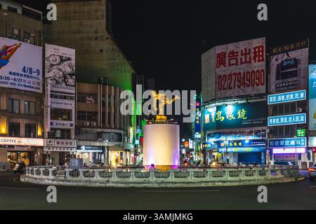 6. April 2025: Der regenbogenfarbene Zentralbrunnen Chiayi in Taiwan ist ein Teil der alten Stadtmauer in der Qing-Dynastie, die während der japanischen Herrschaft abgerissen wurde Stockfoto