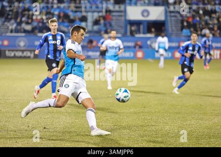 Montreal, Ciudad de Mexico, Kanada. April 2025. Andrew Privett #4 des Charlotte Football Club schießt den Ball während des MLS-Turnierspiels in Woche 8 zwischen CF Montréal und Charlotte FC im Estadio Saputo. Endergebnis: CF Montréal 0-1 Charlotte FC. Am 12. April 2025 in Montreal, Kanada. (Credit Image: © Horacio Zamora Rios/eyepix via ZUMA Press Wire) NUR REDAKTIONELLE VERWENDUNG! Nicht für kommerzielle ZWECKE! Stockfoto
