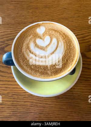 Flacher weißer Kaffee im Café, Cashmere, Christchurch (Ōtautahi), Region Canterbury, Neuseeland Stockfoto