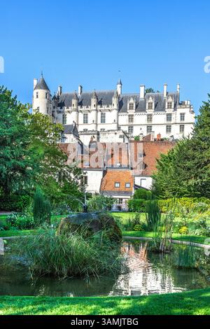 Blick von den öffentlichen Gärten in Loches auf den Königlichen Palast - Loches, Indre-et-Loire (37), Frankreich. Stockfoto