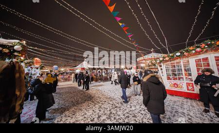 Leute, die den weihnachtsmarkt am Roten Platz in Moskau genießen Stockfoto
