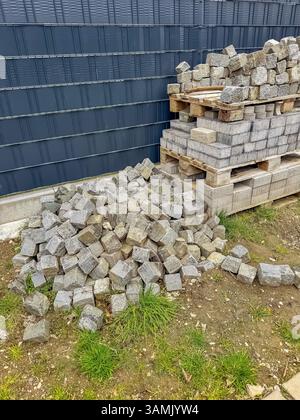 Auf Paletten gestapelte Pflastersteine für Pflasterarbeiten auf der Baustelle im Freien. Hochwertige Fotos Stockfoto