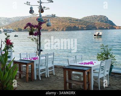 Der malerische Gumusluk Strand in der Urlaubsstadt Bodrum. Ägäische Küste Stockfoto