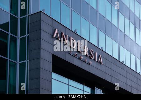 Posen, Polen - 8. April 2025: Nahaufnahme des Andersia-Turms mit moderner Glasarchitektur und klarem Steindesign mit stilvollen Schildern Stockfoto