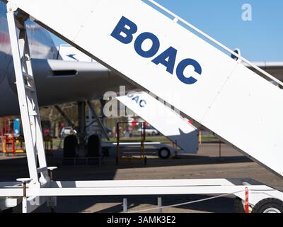 BOAC-Bordleiter zur Vickers Super VC10 Typ 1151 im british Imperial war Museum, Duxford Airfield, England. Stockfoto