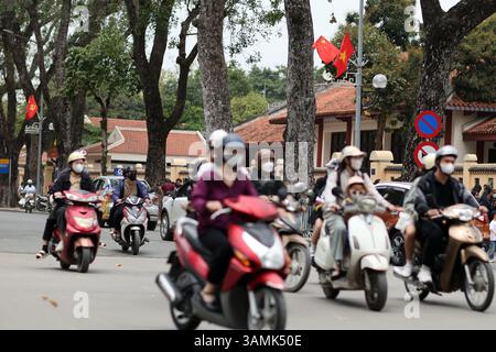 Hanoi, Vietnam, 13. April 2025. Die Nationalflaggen Chinas und Vietnams flattern auf den Laternenpfosten, während die Bewohner am 13. April 2025 in Hanoi, Vietnam, auf der Straße fahren. Vietnam wird die erste Station der bevorstehenden Staatsbesuche des chinesischen Präsidenten Xi Jinping in drei südostasiatischen Ländern sein. Quelle: Sheng Jiapeng/China News Service/Alamy Live News Stockfoto