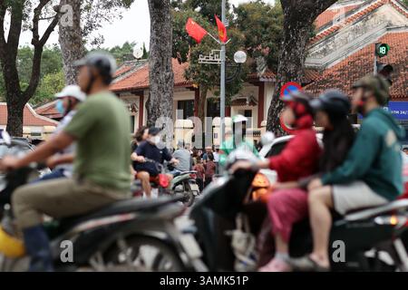 Hanoi, Vietnam, 13. April 2025. Die Nationalflaggen Chinas und Vietnams flattern auf den Laternenpfosten, während die Bewohner am 13. April 2025 in Hanoi, Vietnam, auf der Straße fahren. Vietnam wird die erste Station der bevorstehenden Staatsbesuche des chinesischen Präsidenten Xi Jinping in drei südostasiatischen Ländern sein. Quelle: Sheng Jiapeng/China News Service/Alamy Live News Stockfoto
