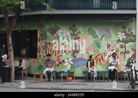 Hanoi, Vietnam, 12. April 2025. Touristen ruhen sich am 12. April 2025 auf Stühlen entlang der Straße in Hanoi, Vietnam aus. Vietnam wird die erste Station der bevorstehenden Staatsbesuche des chinesischen Präsidenten Xi Jinping in drei südostasiatischen Ländern sein. Quelle: Sheng Jiapeng/China News Service/Alamy Live News Stockfoto