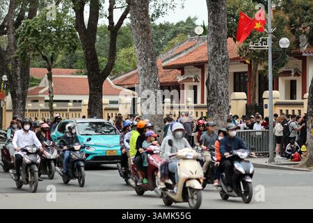 Hanoi, Vietnam, 13. April 2025. Die Nationalflaggen Chinas und Vietnams flattern auf den Laternenpfosten, während die Bewohner am 13. April 2025 in Hanoi, Vietnam, auf der Straße fahren. Vietnam wird die erste Station der bevorstehenden Staatsbesuche des chinesischen Präsidenten Xi Jinping in drei südostasiatischen Ländern sein. Quelle: Sheng Jiapeng/China News Service/Alamy Live News Stockfoto
