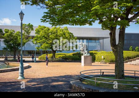 Kyoto, Japan, 19. Juni 2024: Die große Bronzestatue des französischen Bildhauers Auguste Rodin's der Thinker steht vor dem Kyoto National Museum im su Stockfoto