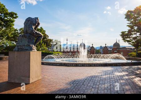 Kyoto, Japan, 19. Juni 2024: Die große Bronzestatue des französischen Bildhauers Auguste Rodin's der Thinker steht vor dem Kyoto National Museum im su Stockfoto
