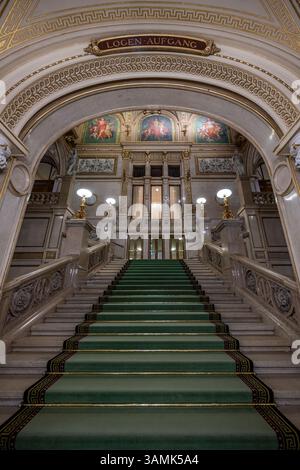 Treppe am Haupteingang der Wiener Staatsoper, Wien, Österreich Stockfoto