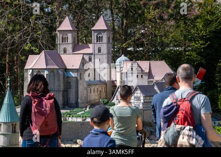 14.04.2025 Zahlreiche Besucher nutzten das vergangene Wochenende für einen Besuch im Bürgerpark in Wernigerode im Landkreis Harz in Sachsen-Anhalt. Dort wird der ganze Harz, auf einem Parkgelände von 1,5 Hektar abgebildet. Detailgetreu gestaltete Miniaturen, eingebettet in einer mit Bergen und Bachläufen gestalteten Miniaturlandschaft, zeigen Deutschlands nördlichstes Mittelgebirge aus einer ganz neuen Perspektive. Das Wernigeröder Schloss, die Kaiserpfalz Goslar, die Martinikirche und der Dom zu Halberstadt oder die Burg Falkenstein sowie das Schlossensemble auf dem Stiftsberg in Quedlinburg Stockfoto
