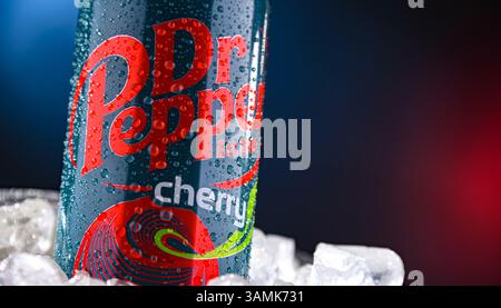 POZNAN, POL - 21. März 2025: Dose of Dr. Pepper, ein kohlensäurehaltiges Erfrischungsgetränk Stockfoto