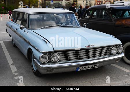 Ford Country Limousine, US-Auto - Oldtimer. Die Ford Station Wagon Serie war ein PKW-Kombi-Modell von Ford, das in den Modelljahren 1955 bis 1968 zur eigenen Serie erklärt wurde. Vor 1955 und nach 1968 wurden diese Modelle den jeweiligen Limousinenmodellreihen zugeordnet *** Ford Country Sedan, US Car Oldtimer die Ford Station Wagon-Serie war ein PKW-Kombi-Kombi-Modell von Ford, das in den Modelljahren 1955 bis 1968 vor 1955 und nach 1968 zu einer eigenständigen Baureihe erklärt wurde, wurden diese Modelle der jeweiligen Limousinenmodellreihen zugeordnet Stockfoto