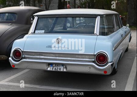 Ford Country Limousine, US-Auto - Oldtimer. Die Ford Station Wagon Serie war ein PKW-Kombi-Modell von Ford, das in den Modelljahren 1955 bis 1968 zur eigenen Serie erklärt wurde. Vor 1955 und nach 1968 wurden diese Modelle den jeweiligen Limousinenmodellreihen zugeordnet *** Ford Country Sedan, US Car Oldtimer die Ford Station Wagon-Serie war ein PKW-Kombi-Kombi-Modell von Ford, das in den Modelljahren 1955 bis 1968 vor 1955 und nach 1968 zu einer eigenständigen Baureihe erklärt wurde, wurden diese Modelle der jeweiligen Limousinenmodellreihen zugeordnet Stockfoto