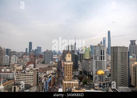 März 2025. China, zentrales Stadtbild von Shanghai, historische Architektur und moderne Geschäftsgebäude Stockfoto