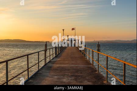 Pier am Schweizer Ufer des Bodensees bei Abendlicht, Mannenbach, Kanton Thurgau, Schweiz Stockfoto