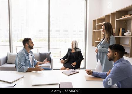 Verschiedene Geschäftsleute treffen sich in entspannten Bürobereichen zum Brainstorming Stockfoto