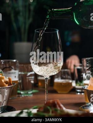 Ein Glas Wein wird im Restaurant in ein Weinglas gegossen Stockfoto