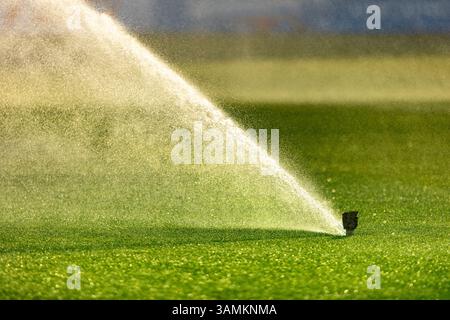 Automatischer Rasensprinkler Zur Bewässerung Von Grünem Gras Stockfoto