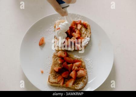 Nahaufnahme von französischem Toast mit Erdbeeren und Schlagsahne Stockfoto