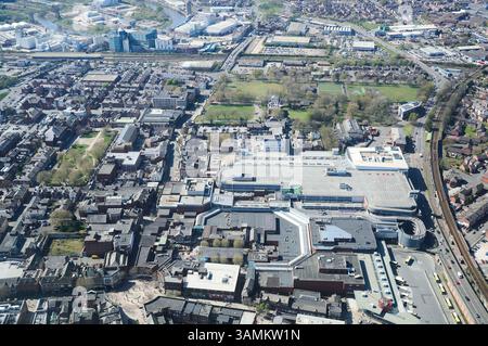 Ein Blick aus der Vogelperspektive auf Warrington City und Einkaufszentrum, Lancashire, Nordwesten Englands, Großbritannien Stockfoto